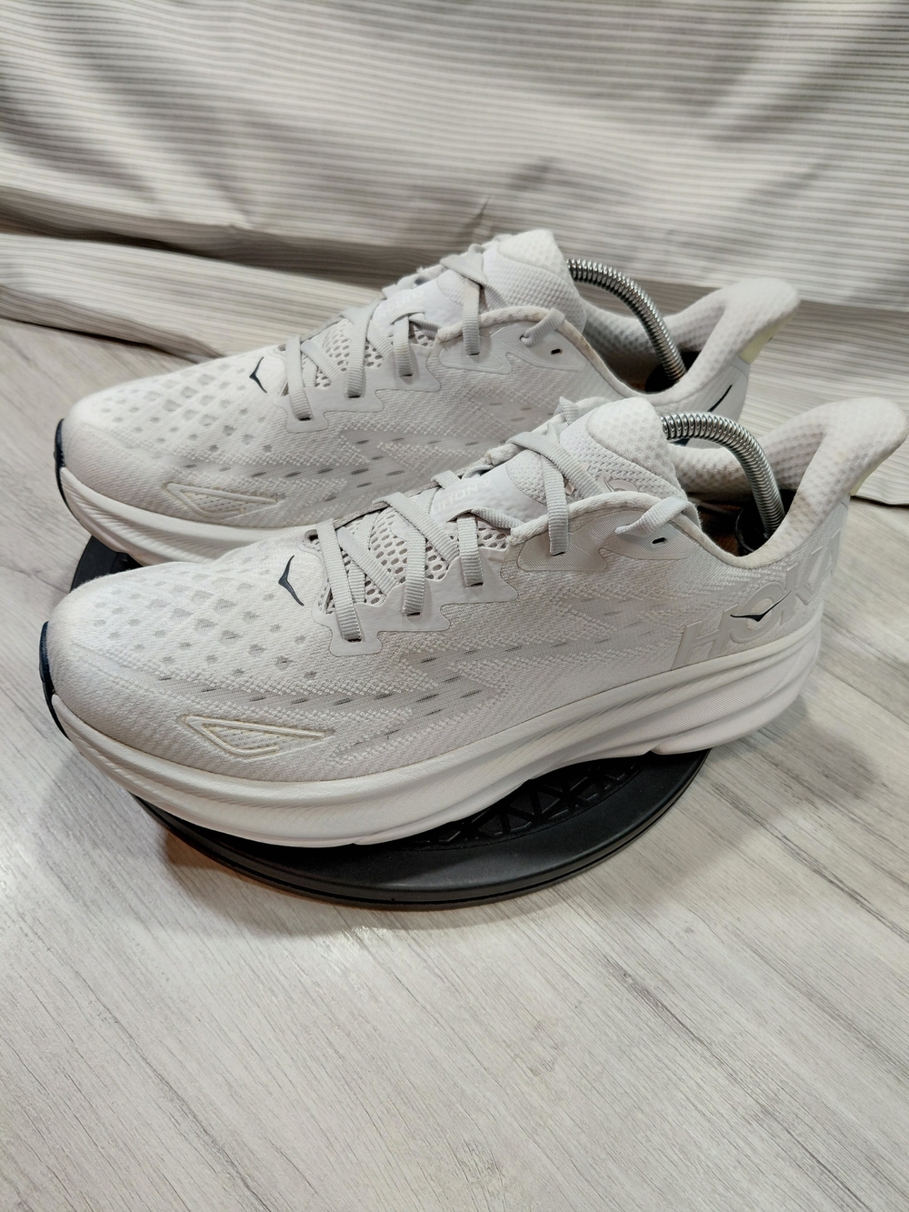 Hoka One One Clifton 9 Triple White  Running Sneakers SIZE WOMENS 12 MENS 10.5